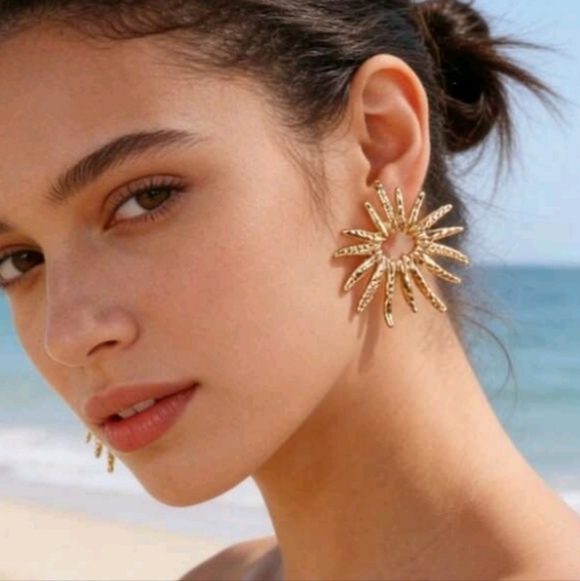 BOUTIQUE Jewelry - NEW! 14K Gold Plated Minimalist Sunburst Post Earrings